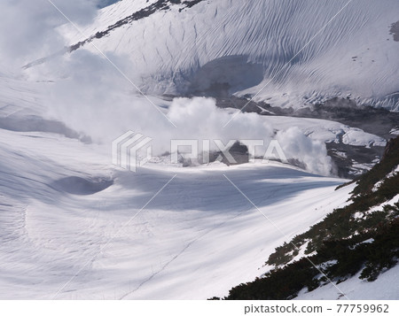 積雪殘雪的立山黑部阿爾卑斯山脈路線可以俯瞰禦藏池噴發的地獄谷 77759962