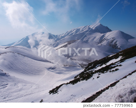 積雪殘雪的立山黑部阿爾卑斯山脈路線可以俯瞰從溫泉中噴出禦栗池的地獄谷和大日岳 積雪殘雪的立山黑部阿爾卑斯山脈路線可以俯瞰從溫泉中噴出禦栗池的地獄谷和大日岳 77759963
