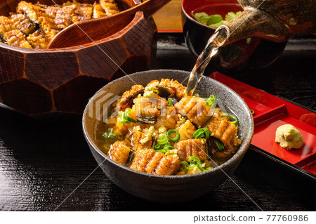 在 Hitsumabushi 上撒上高湯 77760986