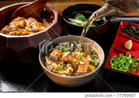 在 Hitsumabushi 上撒上高湯 77760987