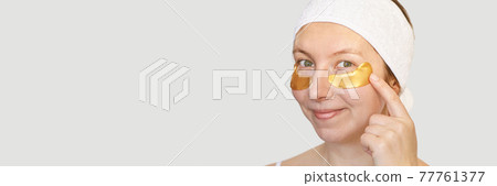 Eye patch procedure. Facial hydrogel treatment. Dermatology spa mask 77761377