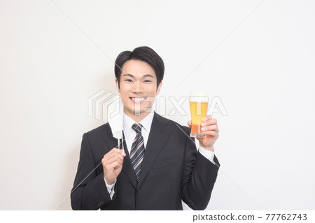 男人吃口罩 男人吃口罩 77762743