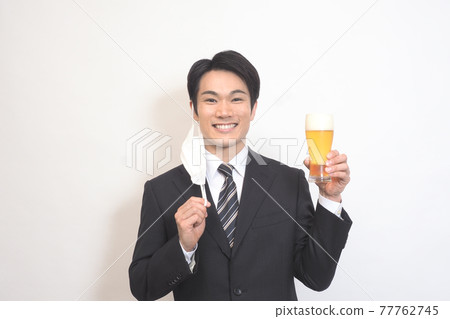 男人吃口罩 男人吃口罩 77762745