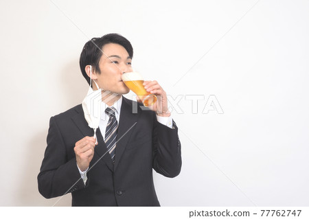 男人吃口罩 77762747
