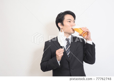 男人吃口罩 男人吃口罩 77762748
