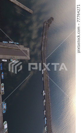 "The tip of a fishing port / dike" taken from the sky with a drone (Hokkaido Shari-gun, Shari-cho, Hokkaido) 77764271