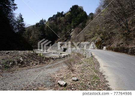 The quays on both banks of the Susobana River, which runs through the Susobana Valley, where the road from Shinshu Kinasa in Nagano Prefecture runs to the Susobana Nature Park. 77764986
