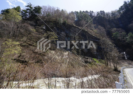 從長野縣信州京那佐通往奧須索巴納自然公園的道路貫穿須索巴納河谷的須索巴納河Cuesta地形附近的碼頭。 77765005