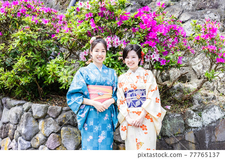 一位穿著和服的年輕女子在女性旅行中觀光[杵築市] 77765137