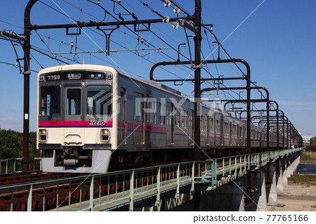 Keio Takao Line 7000 series crossing the Tama River (local train: 8-car train) Keio Takao Line 7000 series crossing the Tama River (local train: 8-car train) 77765166