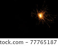 手持煙花在黑暗中綻放的光芒 77765187