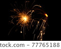 兩個並排的手持煙花在黑暗中綻放的光芒 77765188