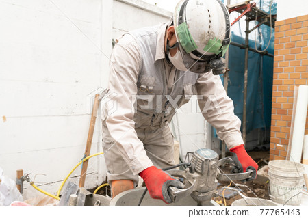 Plasterer image Stir the material 77765443