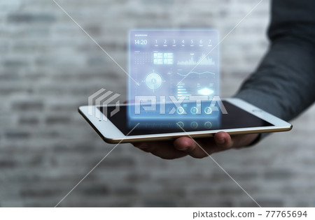 男人們正在展示全息圖 77765694