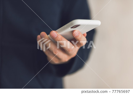 一個人正在操作智能手機 77765697