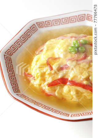 熱豆沙中式煎蛋飯，白色背景中的天津飯 77766478