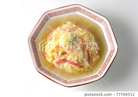 熱豆沙中式煎蛋飯、天津飯在白色背景下拍攝（俯視圖） 77766512