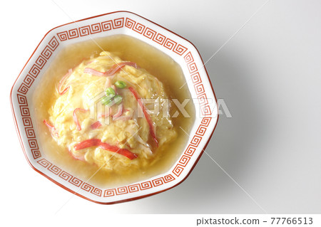 熱豆沙中式煎蛋飯、天津飯在白色背景下拍攝（俯視圖） 77766513