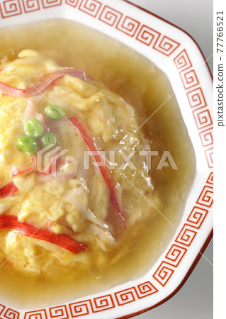 Hot bean paste Chinese style omelet rice, Tianjin rice photographed on a white background (overhead view) 77766521