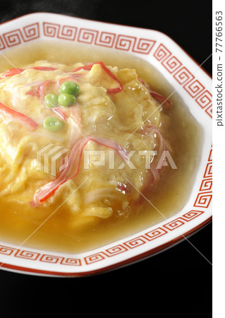 熱豆沙中式煎蛋飯，黑色背景下的天津飯 77766563