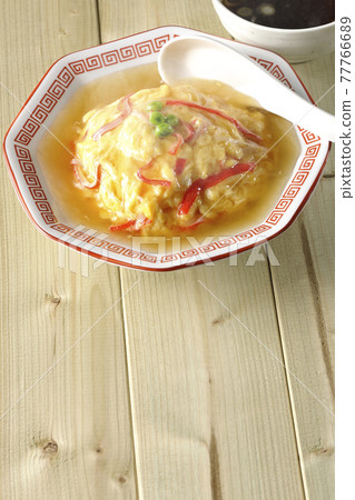 熱豆沙中式煎蛋飯、天津飯和中國湯套裝和勺子 熱豆沙中式煎蛋飯、天津飯和中國湯套裝和勺子 77766689