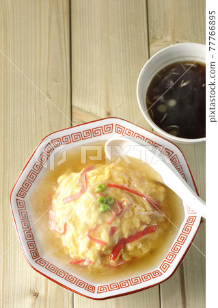 A bird's-eye view of a Chinese-style omelet rice with hot bean paste, a set of Tianjin rice and Chinese soup, and a spoonful A bird's-eye view of a Chinese-style omelet rice with hot bean paste, a set of Tianjin rice and Chinese soup, and a spoonful 77766895