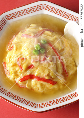 A bird's-eye view of hot bean paste Chinese-style omelet rice, Tenshin-don and spoon spoons 77767082