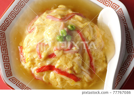 熱豆沙中式煎蛋飯、天心蓋飯和勺子的鳥瞰圖 熱豆沙中式煎蛋飯、天心蓋飯和勺子的鳥瞰圖 77767086