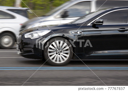 汽車在路上行駛 77767837