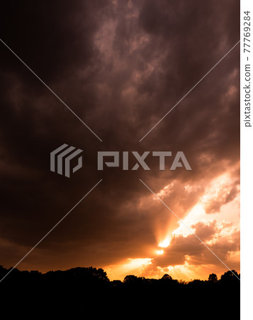 Dynamic sunset view 77769284