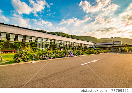 由千葉縣阿波郡慶南町的廢棄小學改建而成的路邊車站和田小學的風景。 77769331