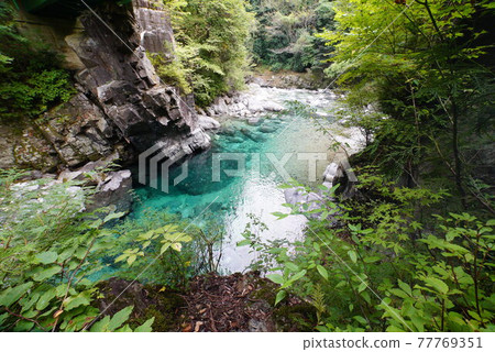 阿特拉山谷清澈的溪流 77769351