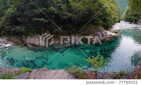 阿特拉山谷清澈的溪流 77769352