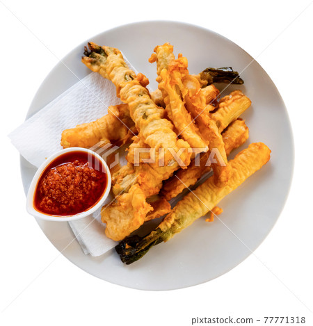 Delicious breaded calsot in tempura with the sauce Romesco 77771318