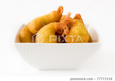 Deep fried shrimps in a bowl 77771539