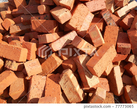 Clay bricks are piled on the construction site 77773065