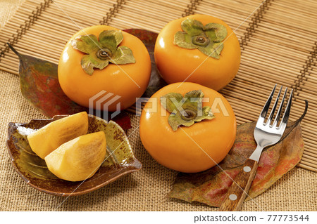 紅葉上排列的柿子 77773544