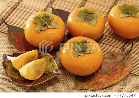 紅葉上排列的柿子 77773547