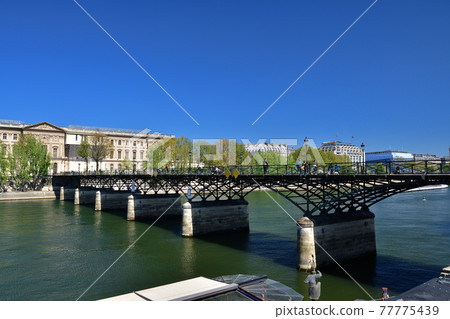 於 2021 年 4 月 23 日在法國巴黎塞納河上的藝術橋 Pont des Arts 拍攝。 於 2021 年 4 月 23 日在法國巴黎塞納河上的藝術橋 Pont des Arts 拍攝。 77775439