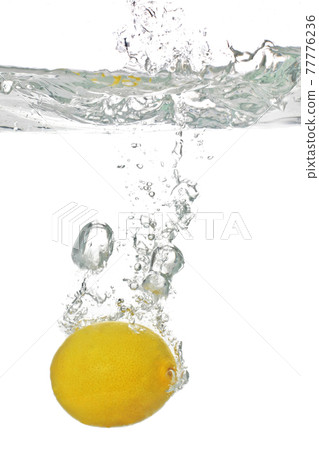 lemon falls into the water lemon falls into the water 77776236