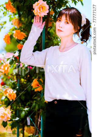 橙色玫瑰和可愛的女孩 77777177