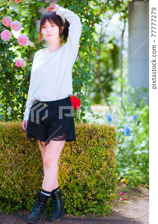 一個可愛的女孩在著名的玫瑰公園的肖像 一個可愛的女孩在著名的玫瑰公園的肖像 77777279
