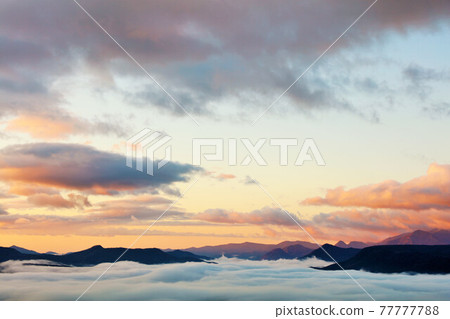 北海道秋天的日出和雲海 77777788