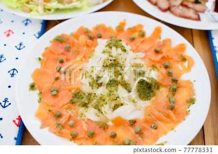 A moment on a yacht for a 5-year-old child 77778331