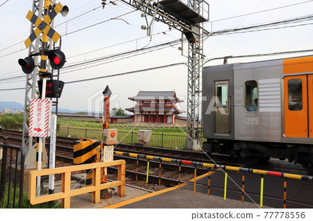 Kintetsu train and Suzakumon north railroad crossing that penetrates the Heijokyo ruins (Suzakumon) 77778556