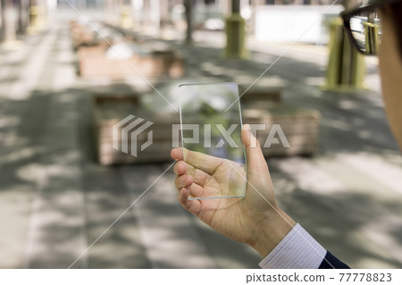 使用下一代智能手機的商人（圖像）（用於合成） 77778823