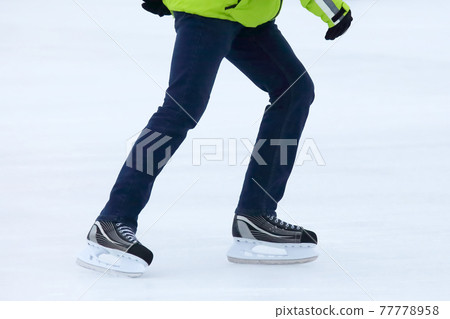 Feet skating on the ice rink 77778958