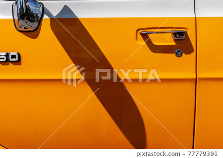 出租車側鏡和橙色門上的長影 77779391