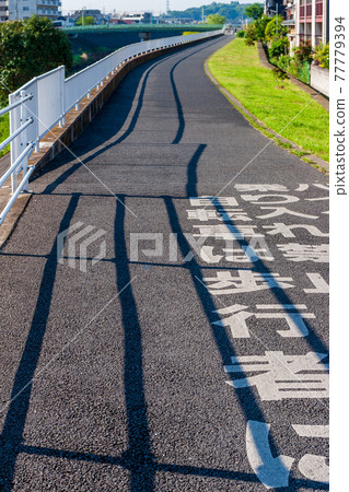 Road for pedestrians and cyclists on the river embankment Road for pedestrians and cyclists on the river embankment 77779394
