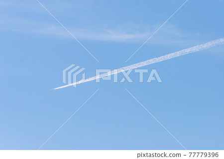 白色的尾跡斜穿過藍天和天空 白色的尾跡斜穿過藍天和天空 77779396